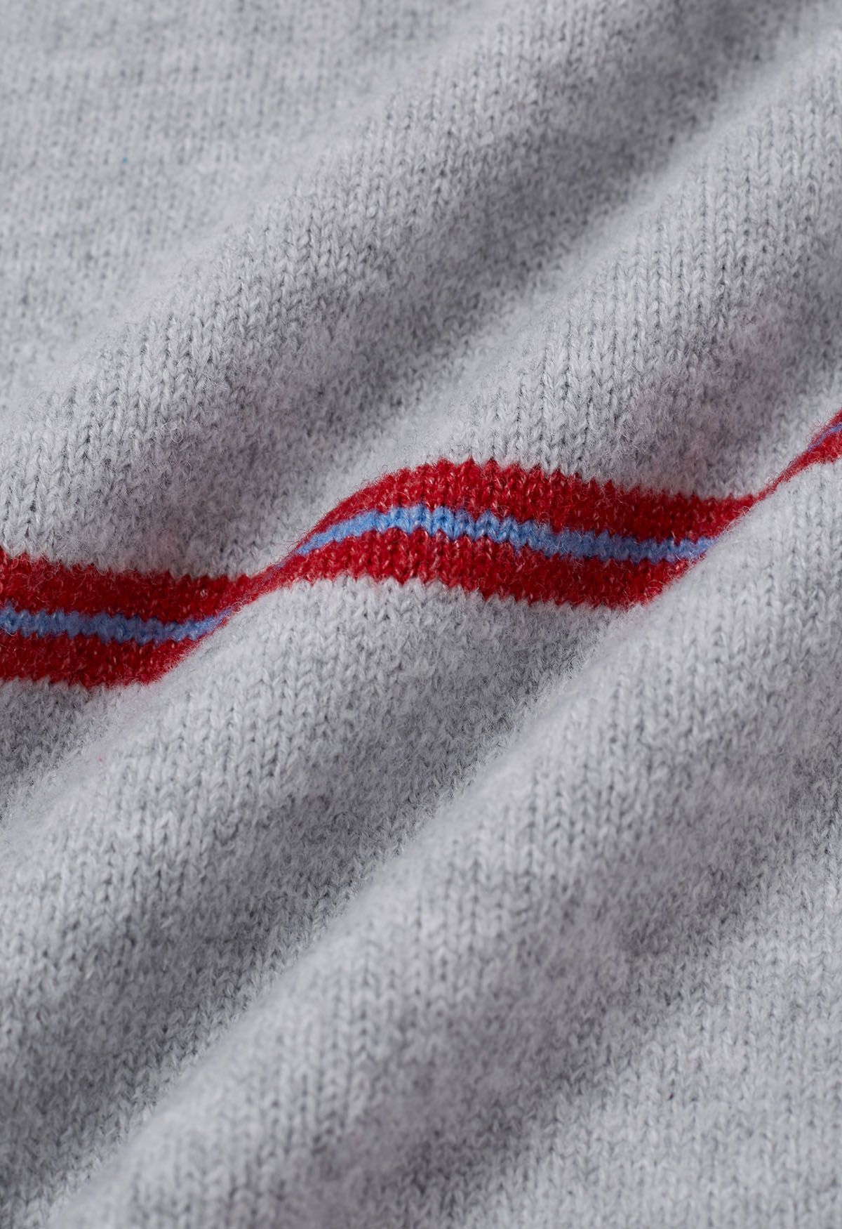 Sportlicher Strickpullover mit Streifen und halbem Reißverschlusskragen in Grau