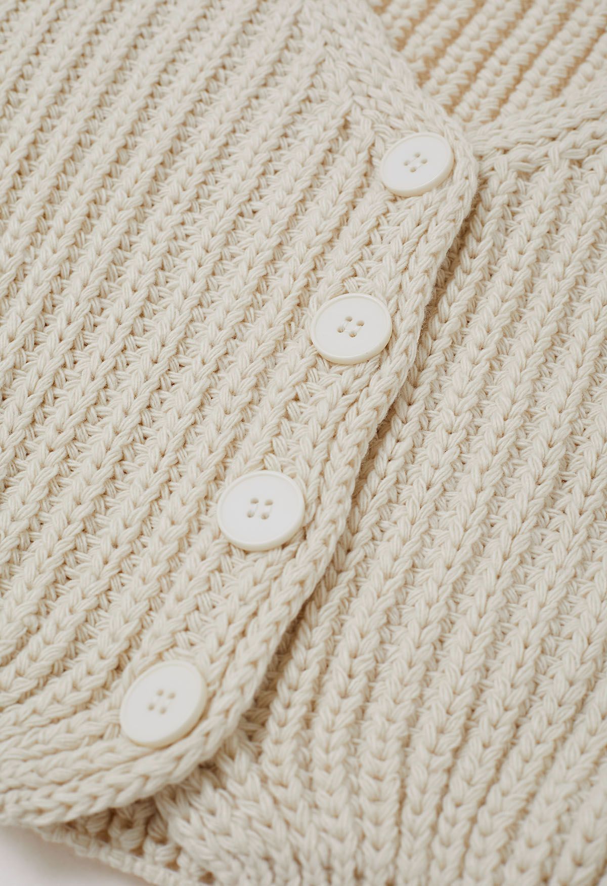 Handgestrickter kurzer Cardigan mit überschnittenen Schultern und Knöpfen in Elfenbein