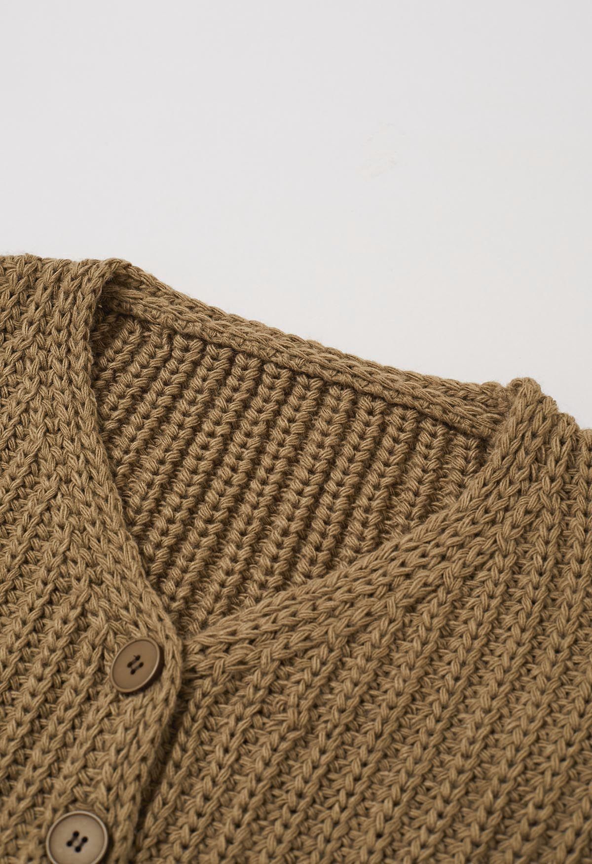 Handgestrickter kurzer Cardigan mit überschnittenen Schultern und Knöpfen in Khaki