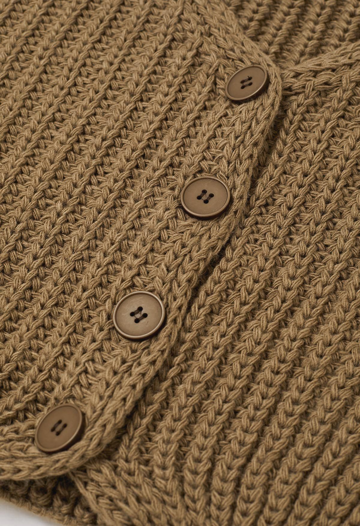 Handgestrickter kurzer Cardigan mit überschnittenen Schultern und Knöpfen in Khaki