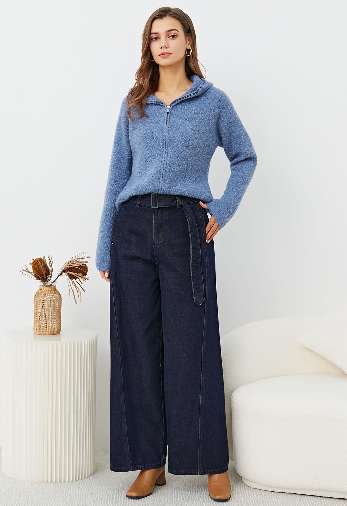 Klassische Jeans mit weitem Bein und hoher Taille und Gürtel in Marine