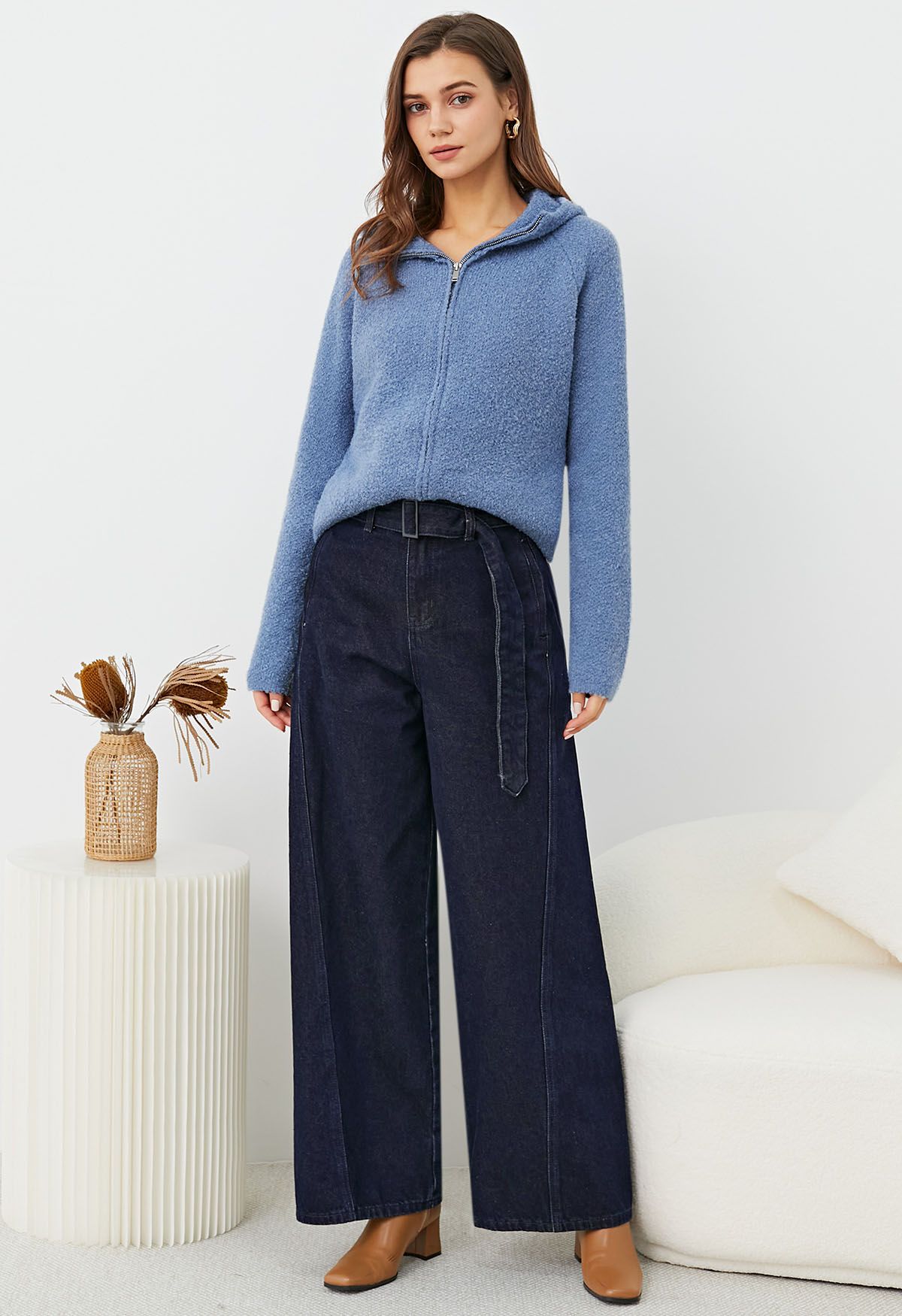 Klassische Jeans mit weitem Bein und hoher Taille und Gürtel in Marine