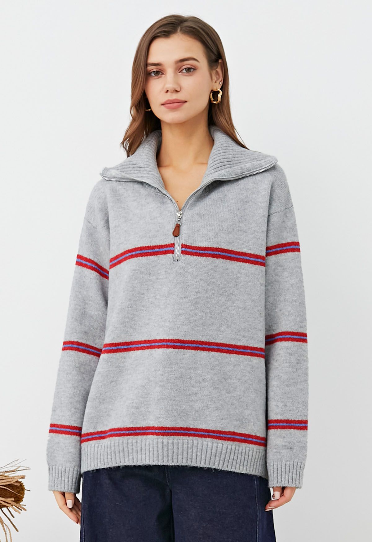 Sportlicher Strickpullover mit Streifen und halbem Reißverschlusskragen in Grau