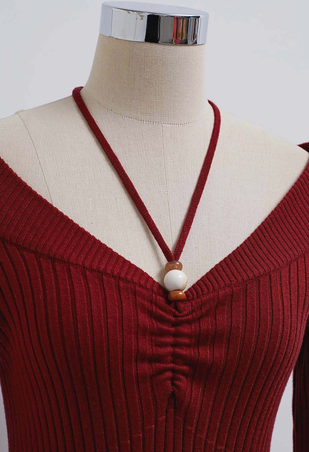 Schulterfreies, geripptes Strick-Midikleid mit Neckholder zum Binden in Rot