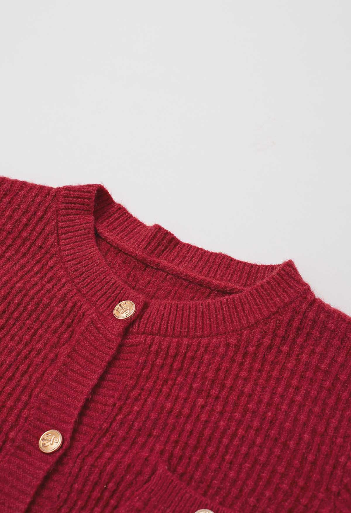 Rote Strickjacke mit aufgesetzten Taschen und Knöpfen, geprägten Punkten