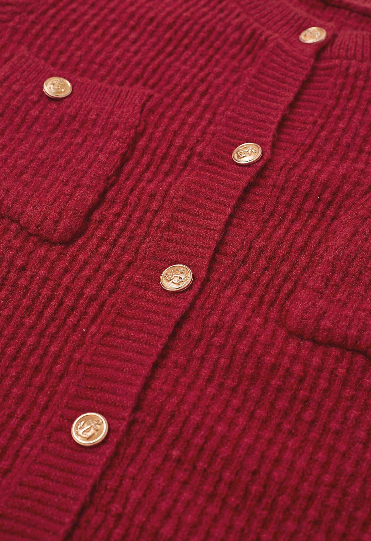 Rote Strickjacke mit aufgesetzten Taschen und Knöpfen, geprägten Punkten