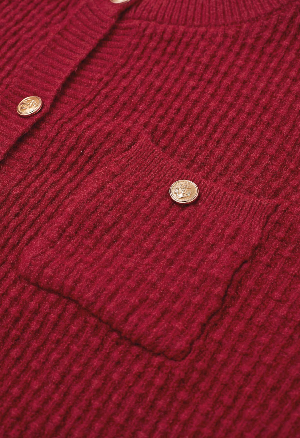 Rote Strickjacke mit aufgesetzten Taschen und Knöpfen, geprägten Punkten