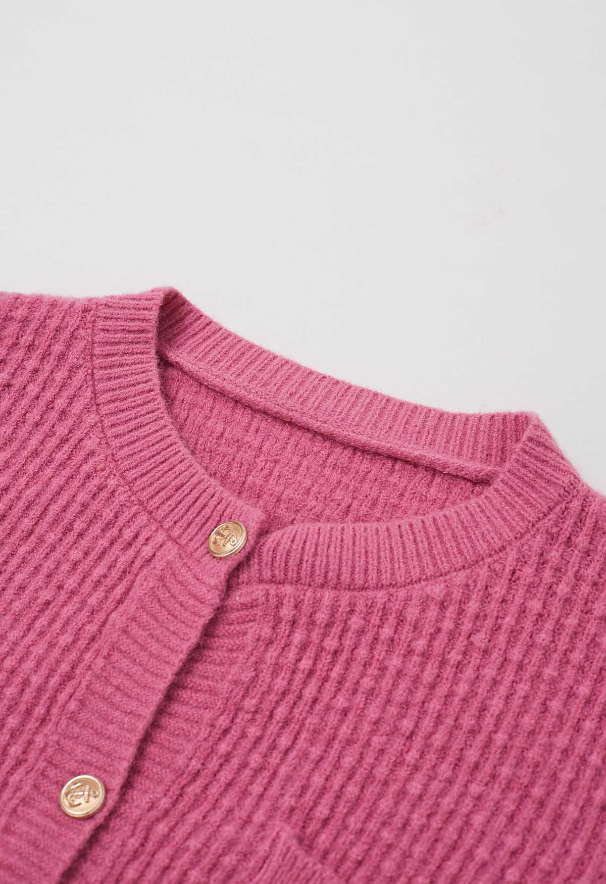 Strickjacke mit aufgesetzten Taschen und Knöpfen, geprägten Punkten in Rosa