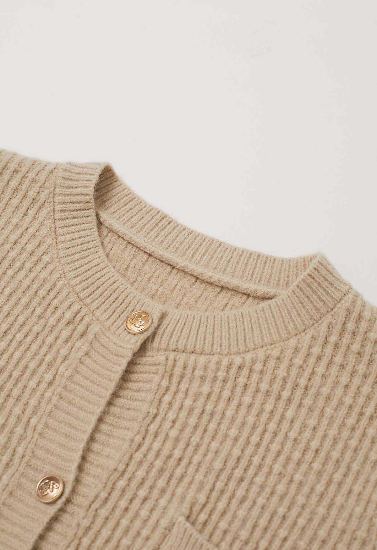 Strickjacke mit aufgesetzten Taschen und Knöpfen, geprägten Punkten in Camel