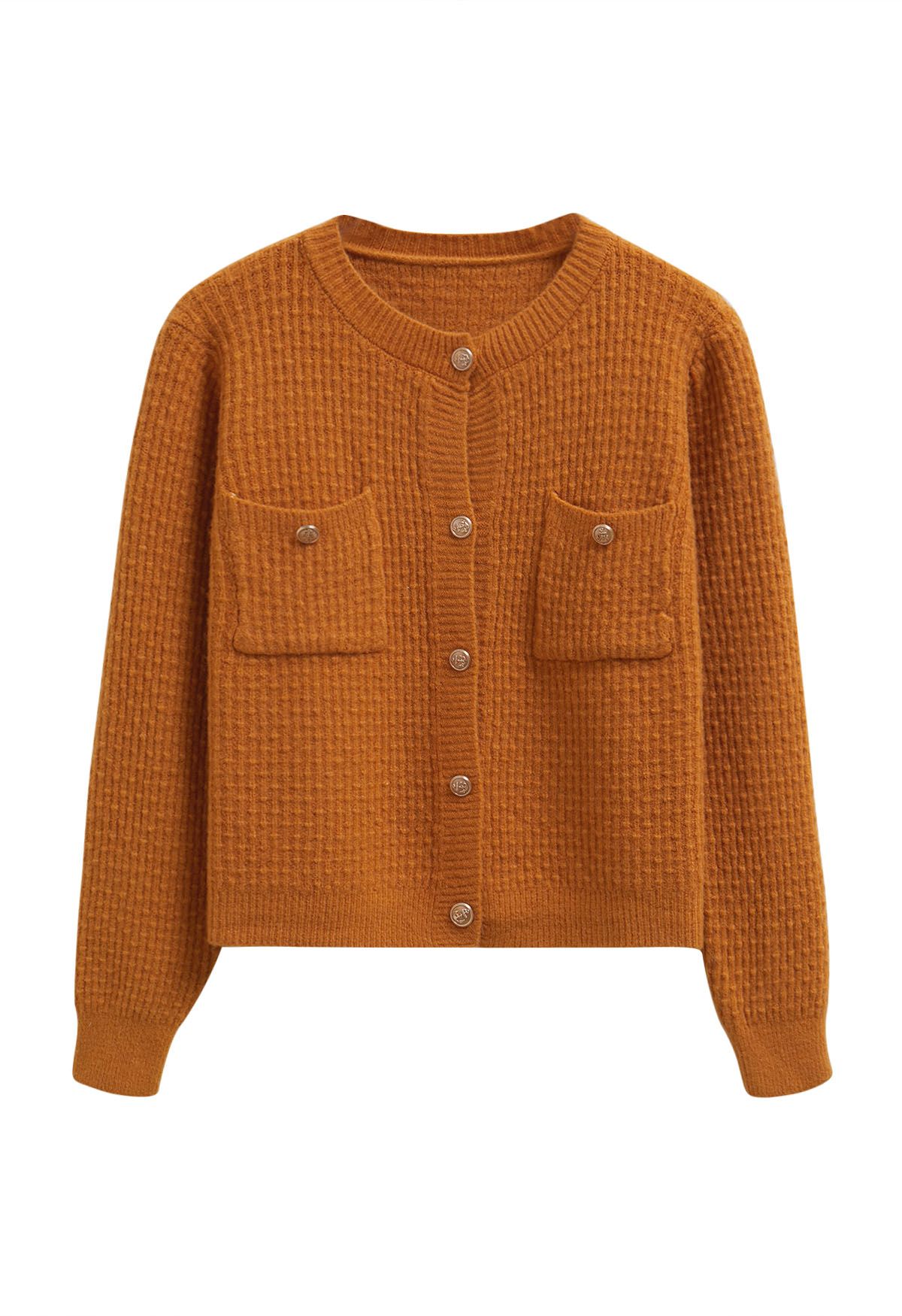 Strickjacke mit aufgesetzten Taschen und Knöpfen, geprägten Punkten in Orange