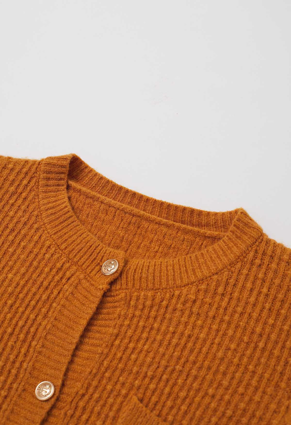 Strickjacke mit aufgesetzten Taschen und Knöpfen, geprägten Punkten in Orange