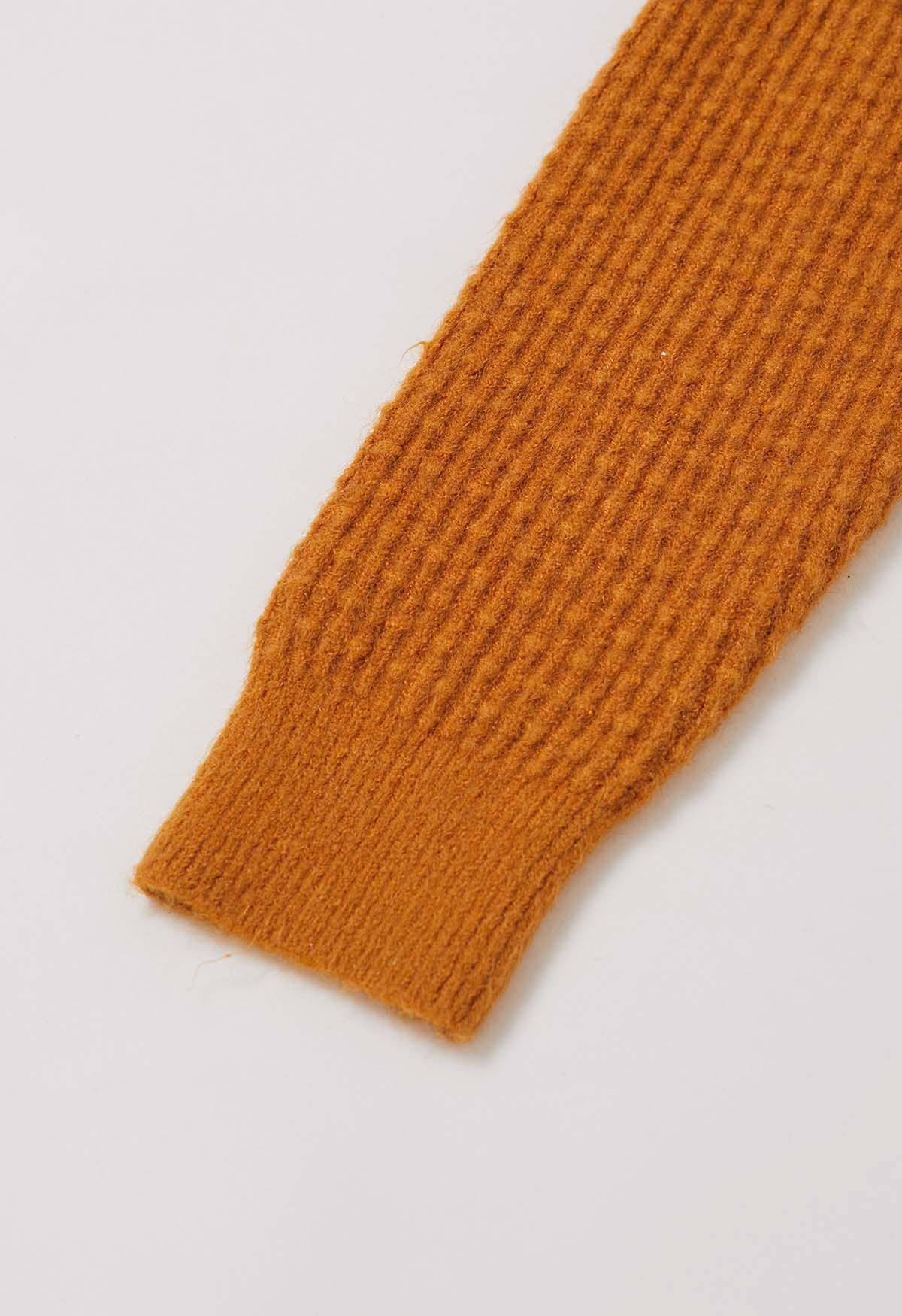 Strickjacke mit aufgesetzten Taschen und Knöpfen, geprägten Punkten in Orange