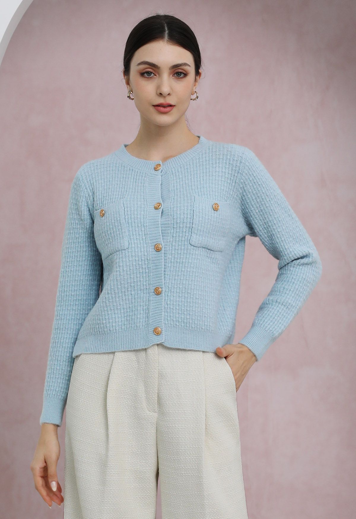 Strickjacke mit aufgesetzten Taschen und Knöpfen, geprägten Punkten in Babyblau