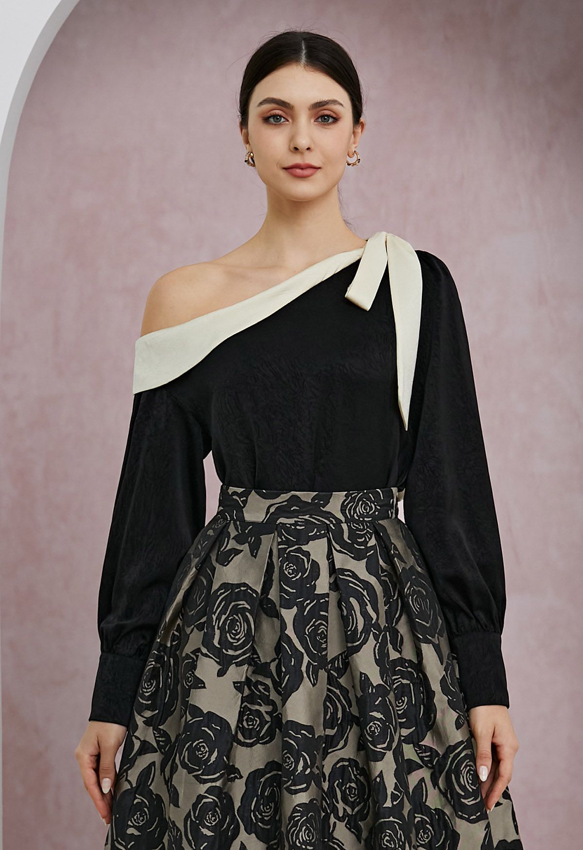 One-Shoulder-Satin-Top mit Schleife und kontrastierender Klappe in Schwarz