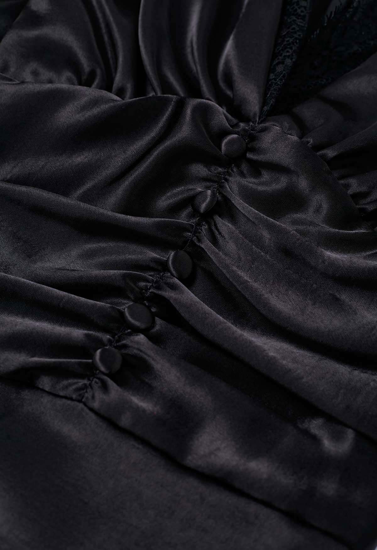 Schwarzes, gerüschtes Midikleid aus Satin mit hoher Taille und Spitzenbesatz