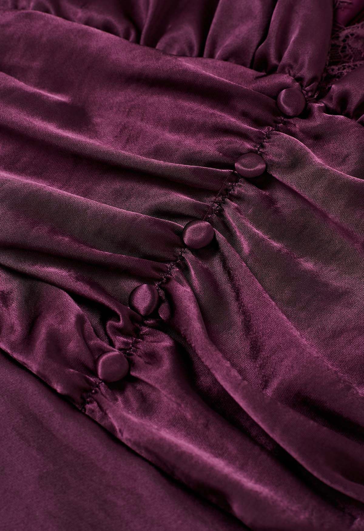 Gerüschtes Midikleid aus Satin mit Spitzenbesatz und hoher Taille in Pflaume