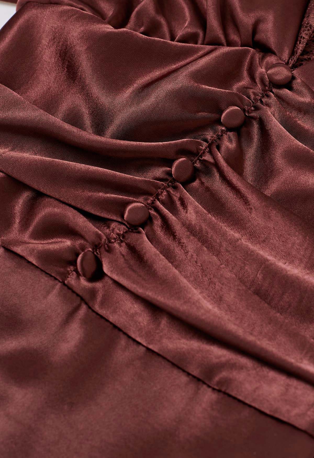 Burgunderrotes, gerüschtes Midikleid aus Satin mit hoher Taille und Spitzenbesatz