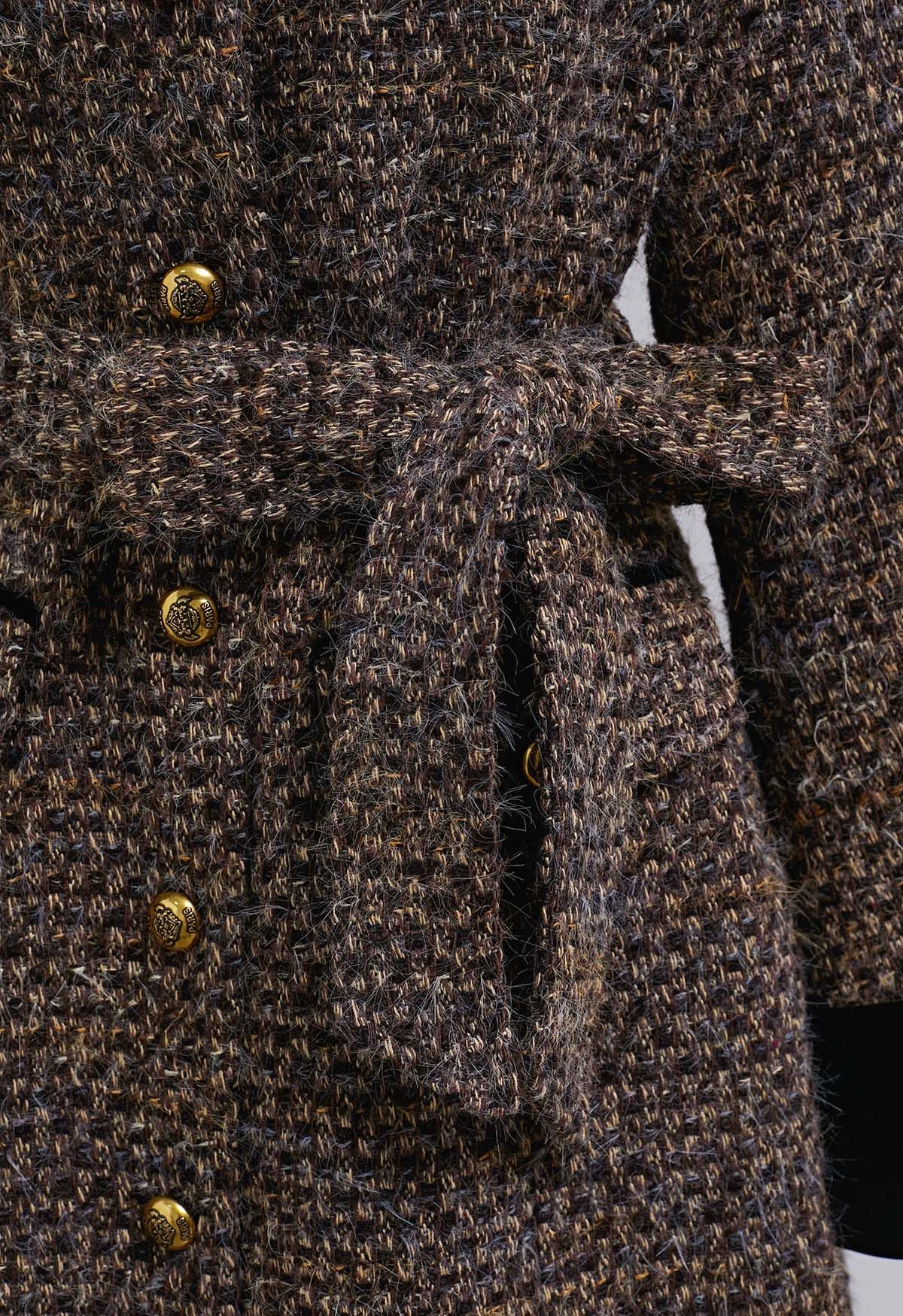 Flauschiges, gespleißtes Tweed-Blazerkleid mit Knöpfen aus Samt in Braun