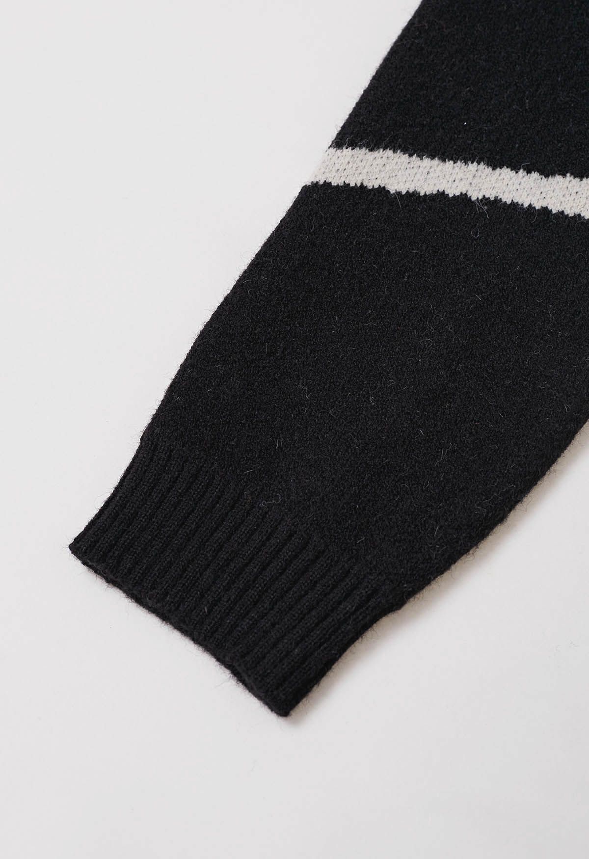 Bouclé-Strickpullover mit Schleife in Kontrastfarbe in Schwarz