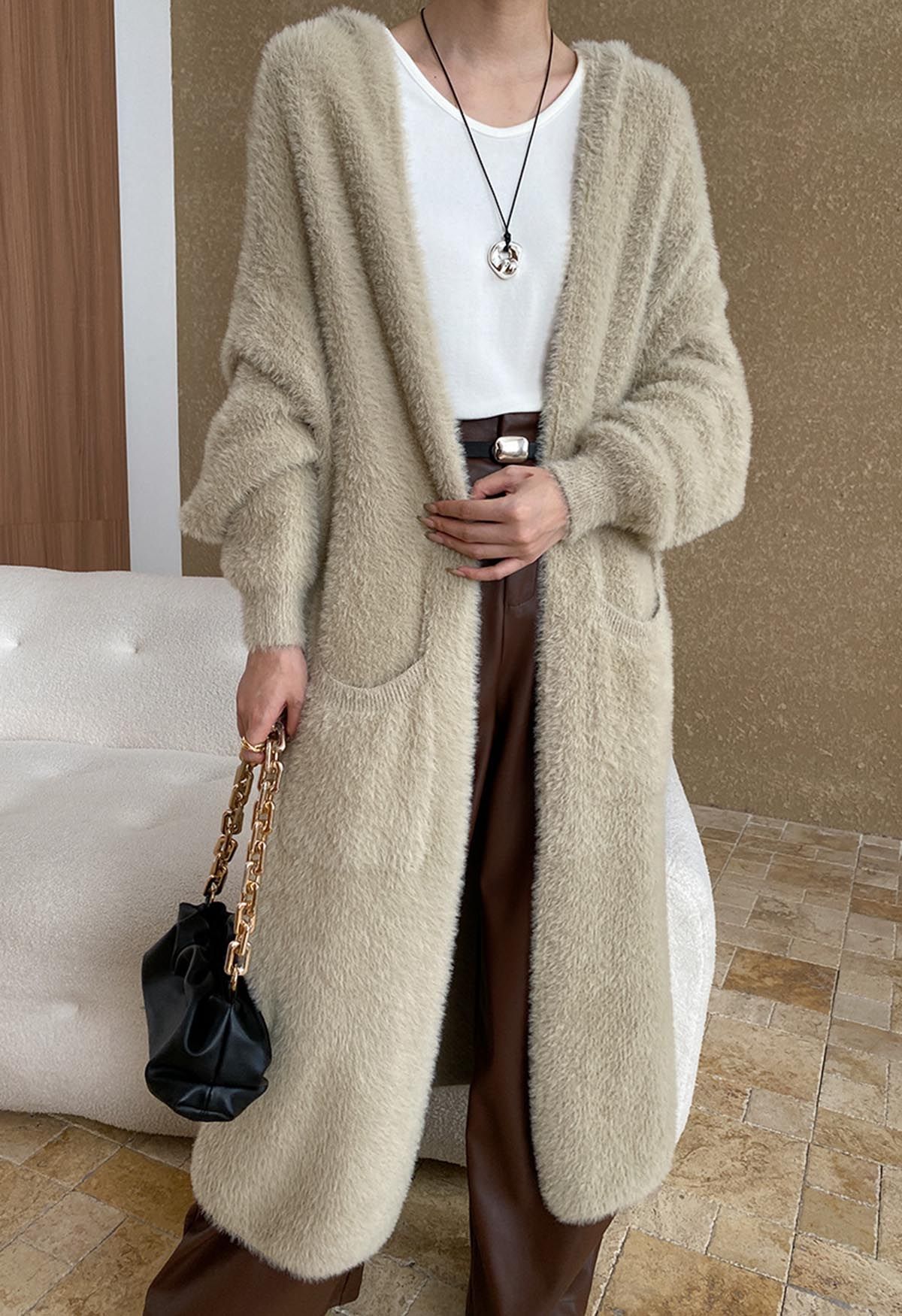 Flauschiger, langer Cardigan mit offener Vorderseite und Kapuze in Camel