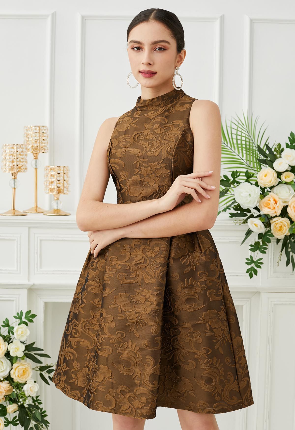 Prächtiges ärmelloses Jacquard-Kleid mit Blumenmuster in Bronze