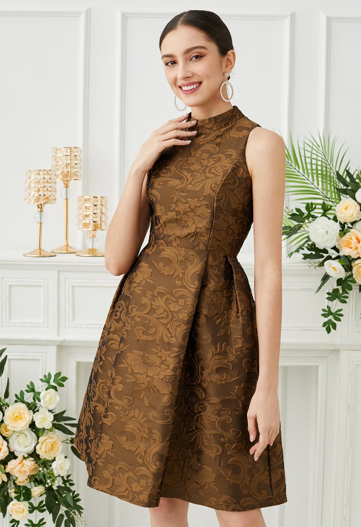 Prächtiges ärmelloses Jacquard-Kleid mit Blumenmuster in Bronze