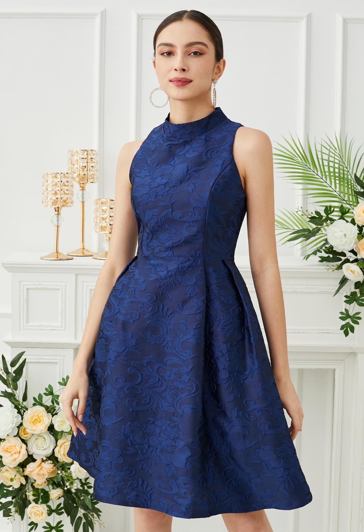 Prächtiges ärmelloses Jacquard-Kleid mit Blumenmuster in Königsblau