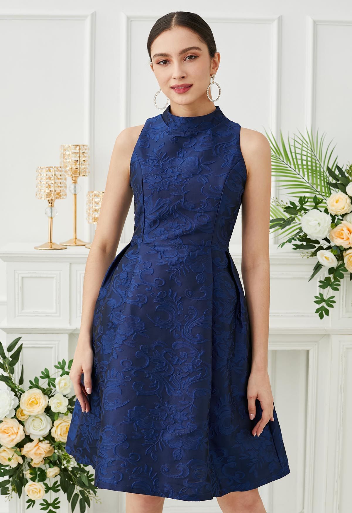 Prächtiges ärmelloses Jacquard-Kleid mit Blumenmuster in Königsblau