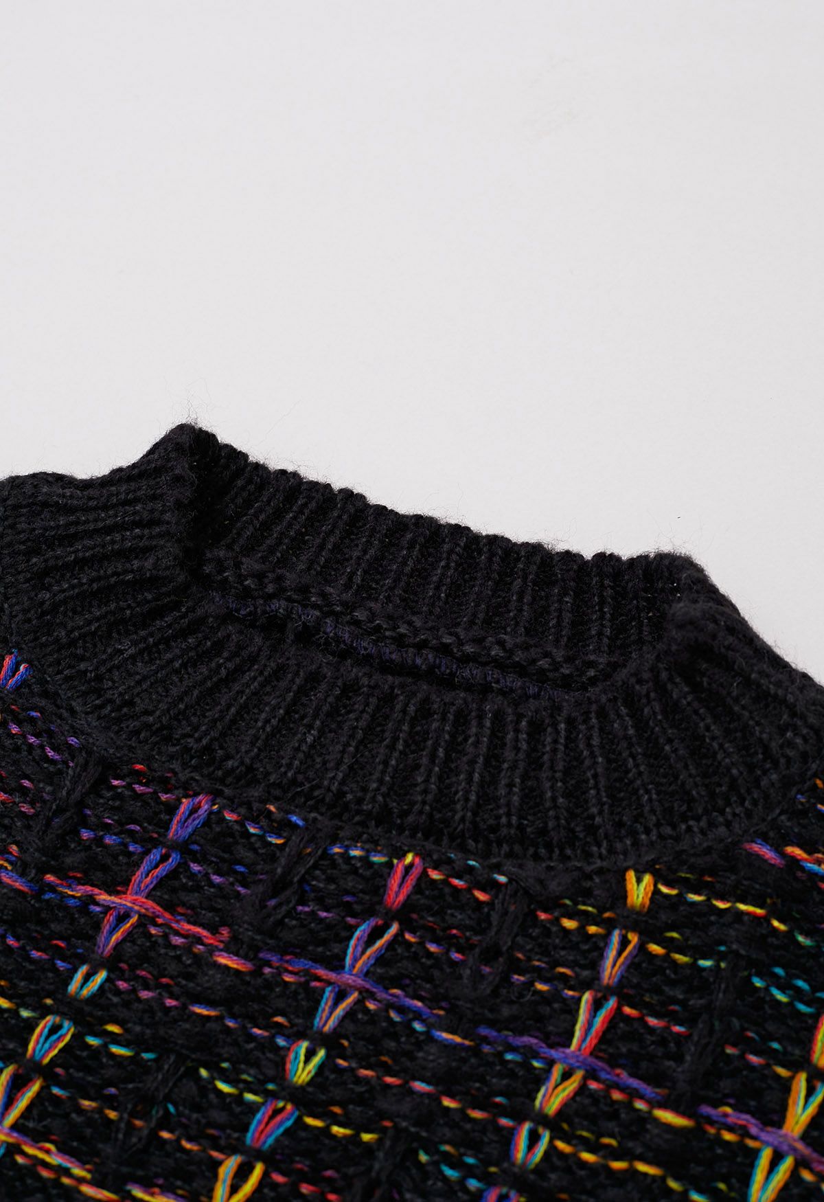 Farblich akzentuierter Gitter-Strickpullover in Schwarz