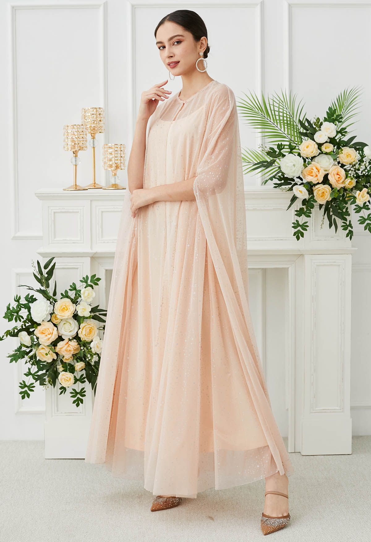 Glitzerndes Mesh-Maxi-Cape-Kleid in Apricot