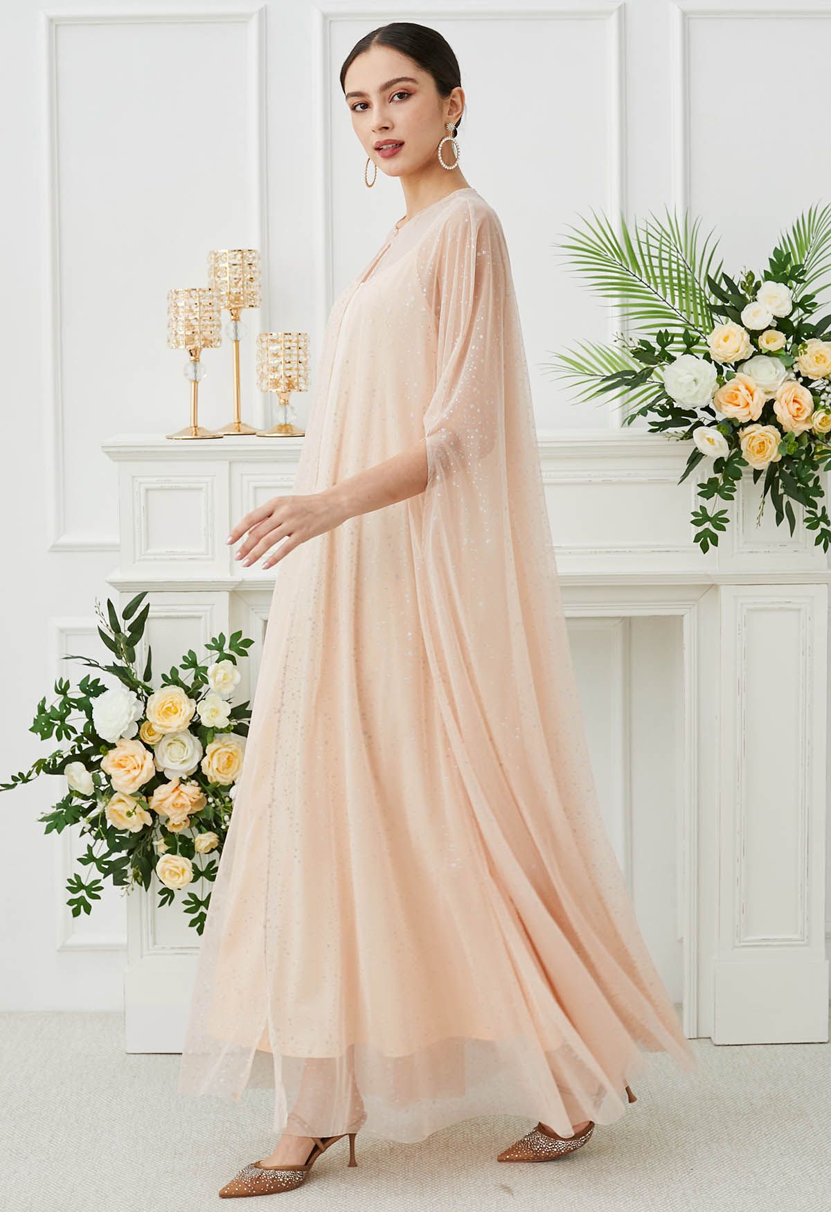 Glitzerndes Mesh-Maxi-Cape-Kleid in Apricot