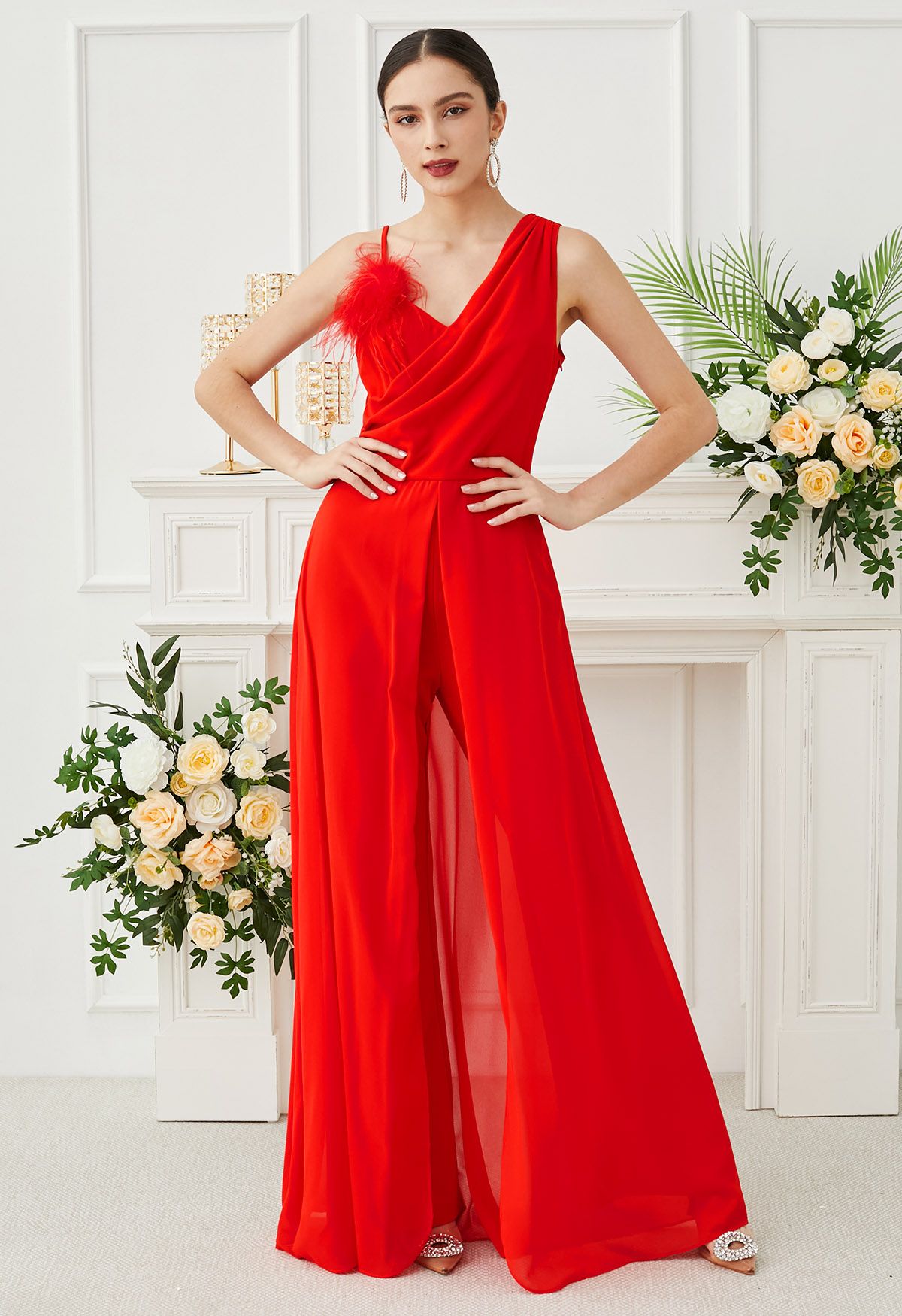 Jumpsuit mit asymmetrischen Trägern und Federbrosche