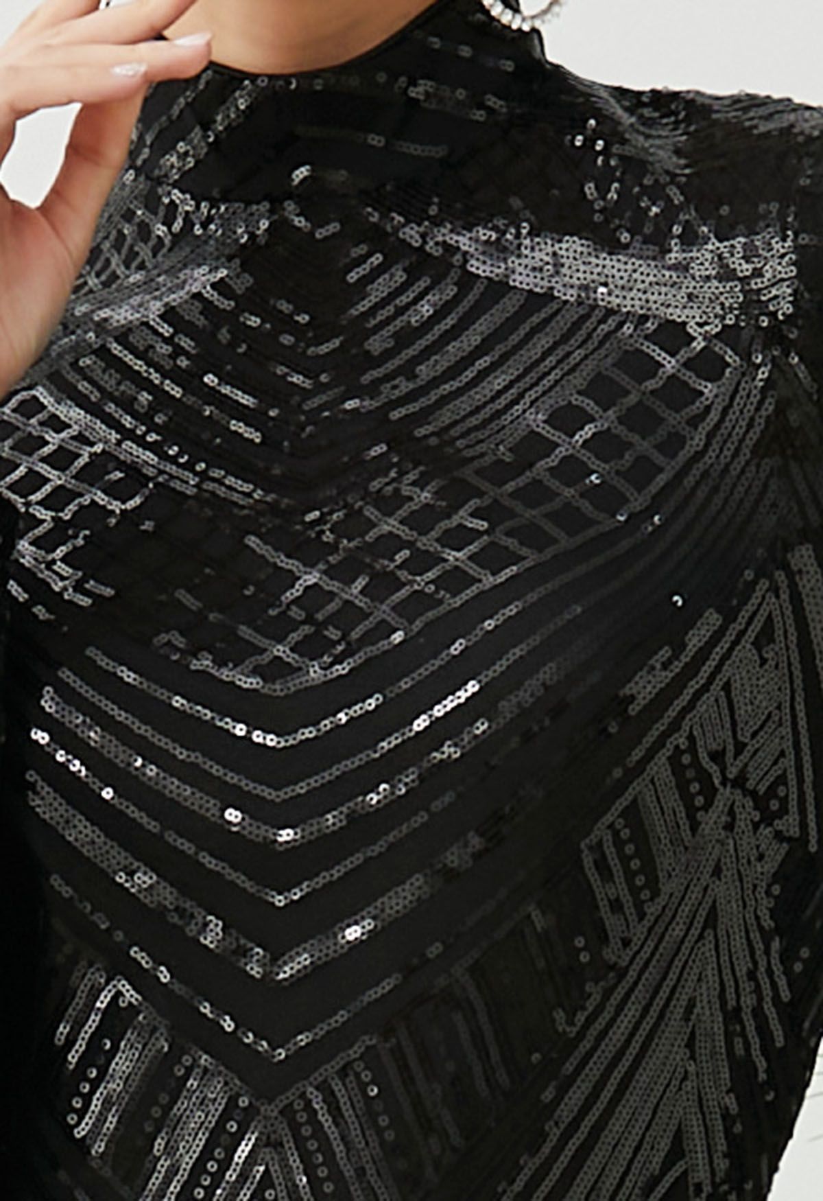 Meerjungfrauenkleid mit Rollkragen und geometrischen Pailletten in Schwarz