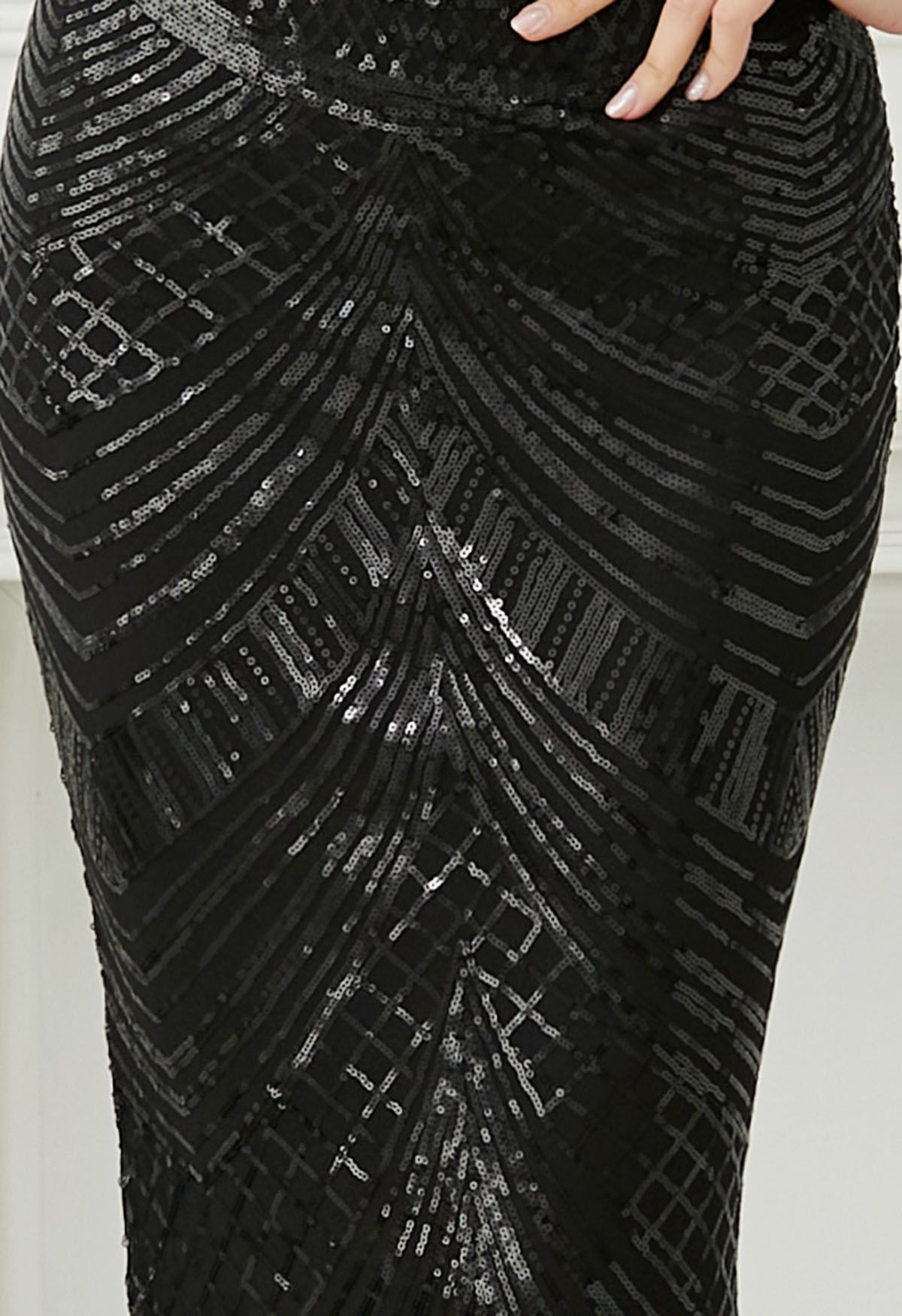 Meerjungfrauenkleid mit Rollkragen und geometrischen Pailletten in Schwarz