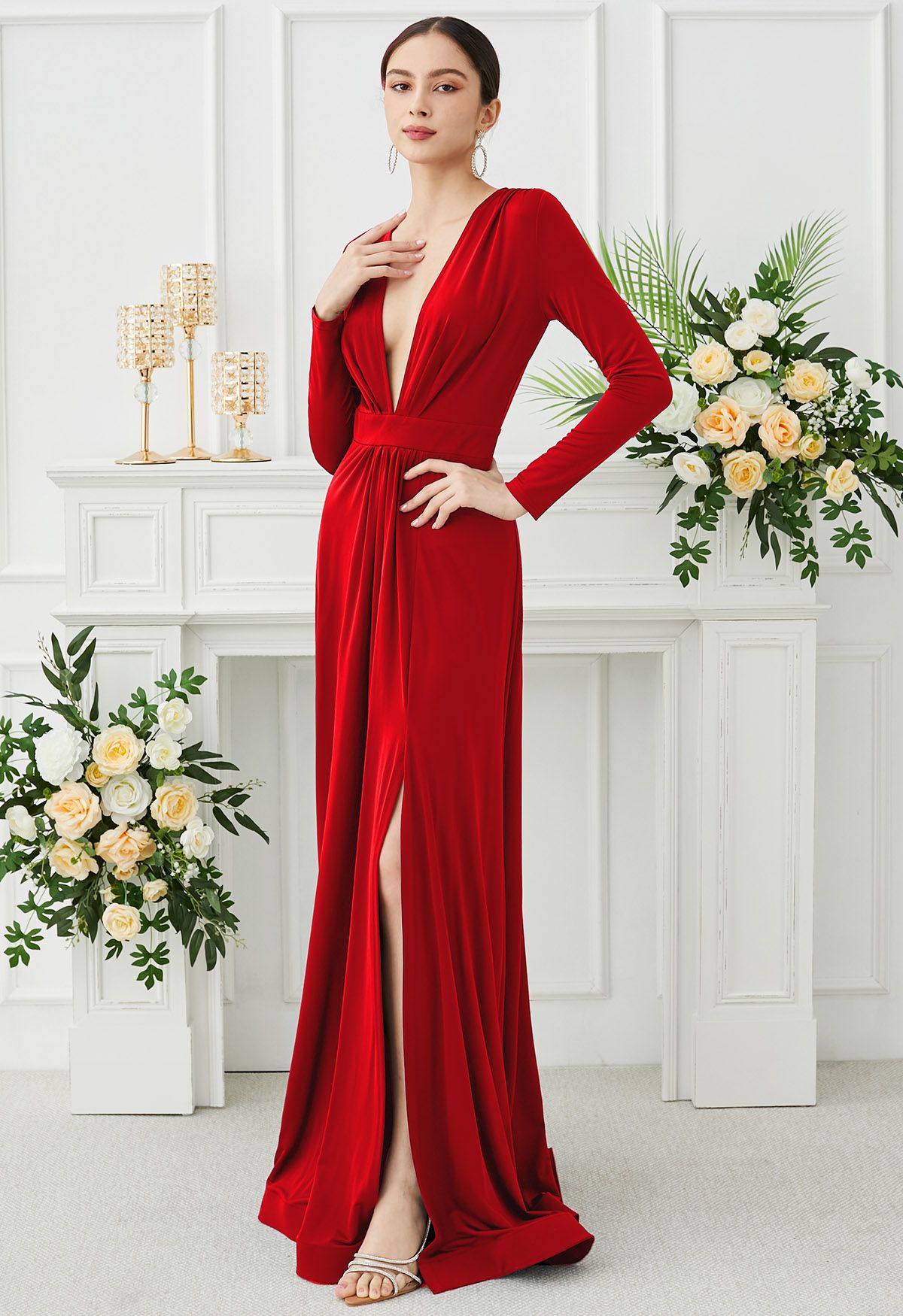 Rotes Maxikleid mit tiefem V-Ausschnitt und Schlitz vorne