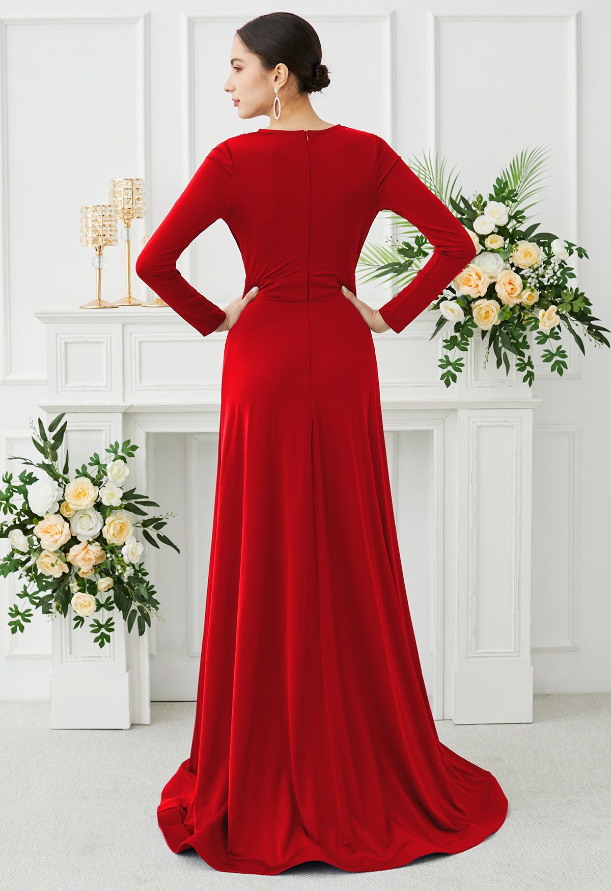 Rotes Maxikleid mit tiefem V-Ausschnitt und Schlitz vorne