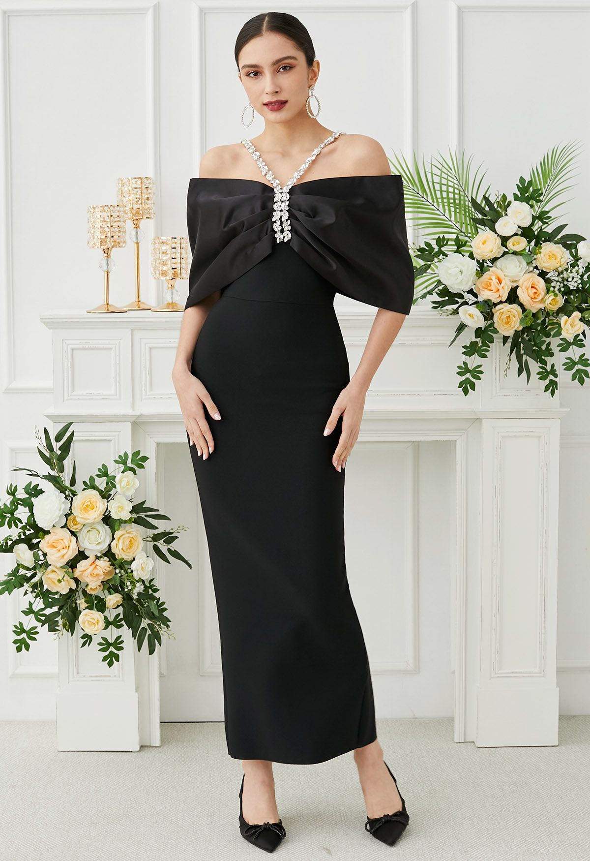 Maxikleid mit Strass-Dekor und großer Schleife und kalten Schultern in Schwarz