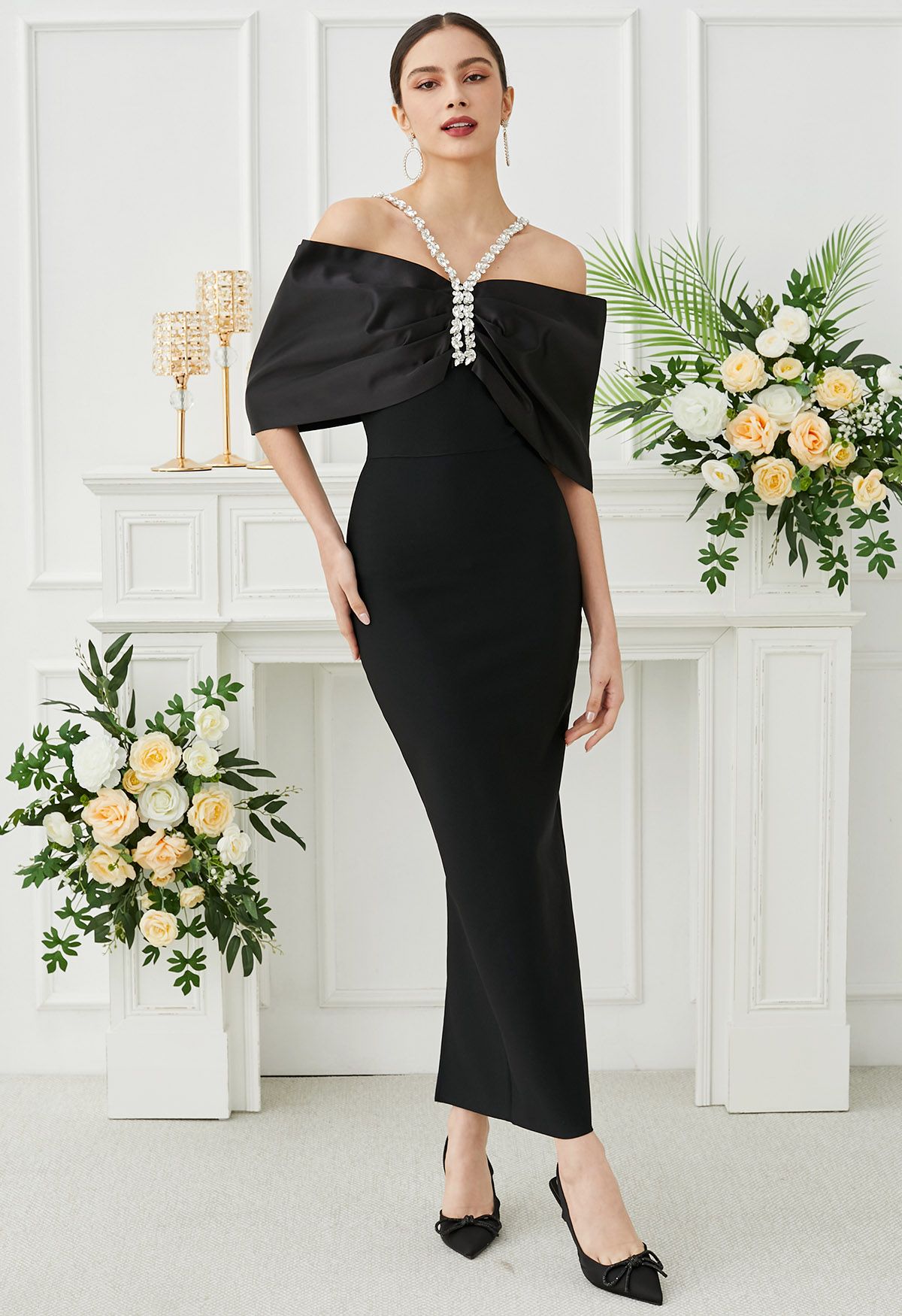 Maxikleid mit Strass-Dekor und großer Schleife und kalten Schultern in Schwarz