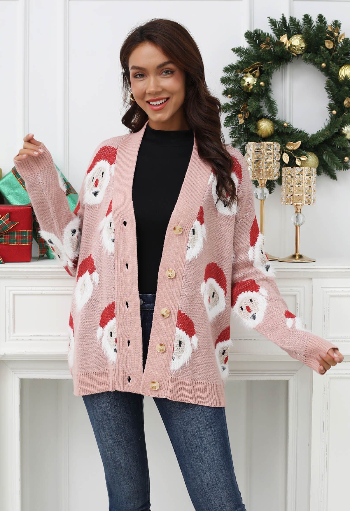 Flauschige Strickjacke mit Weihnachtsmann-Knopfleiste in Rosa