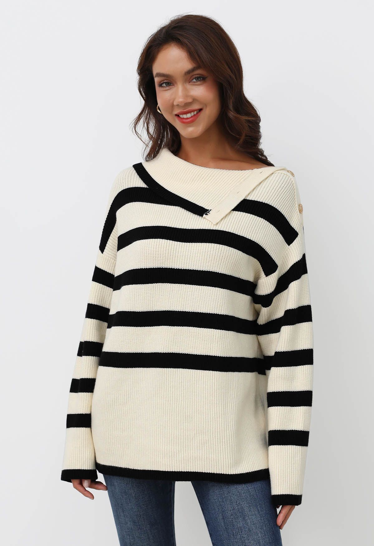 Gestreifter Oversize-Pullover mit geknöpftem Hals in Creme