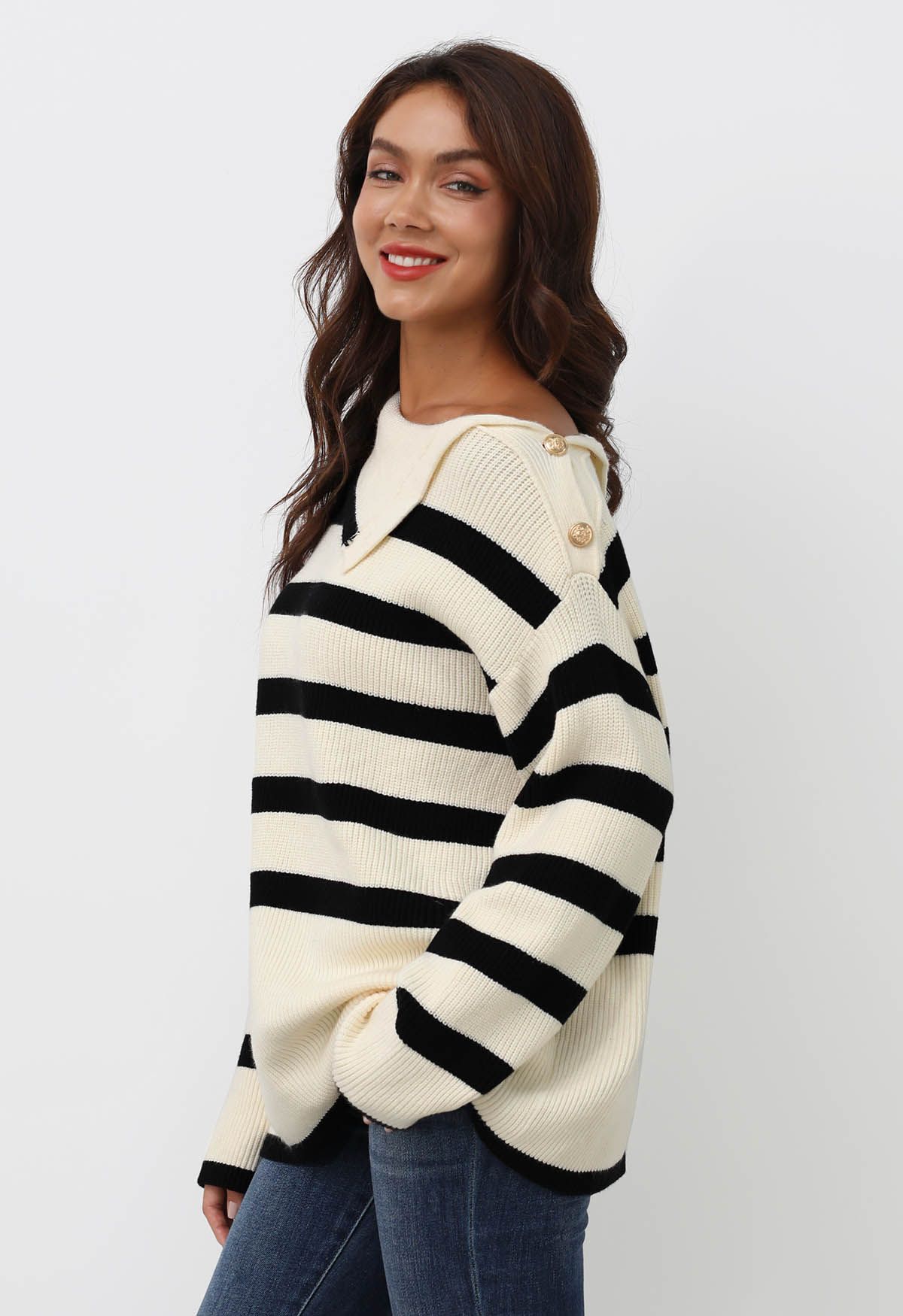 Gestreifter Oversize-Pullover mit geknöpftem Hals in Creme