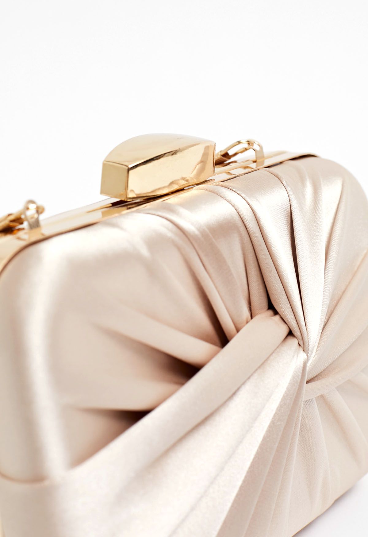 Gerüschte Clutch aus Satin mit Knoten in Champagner