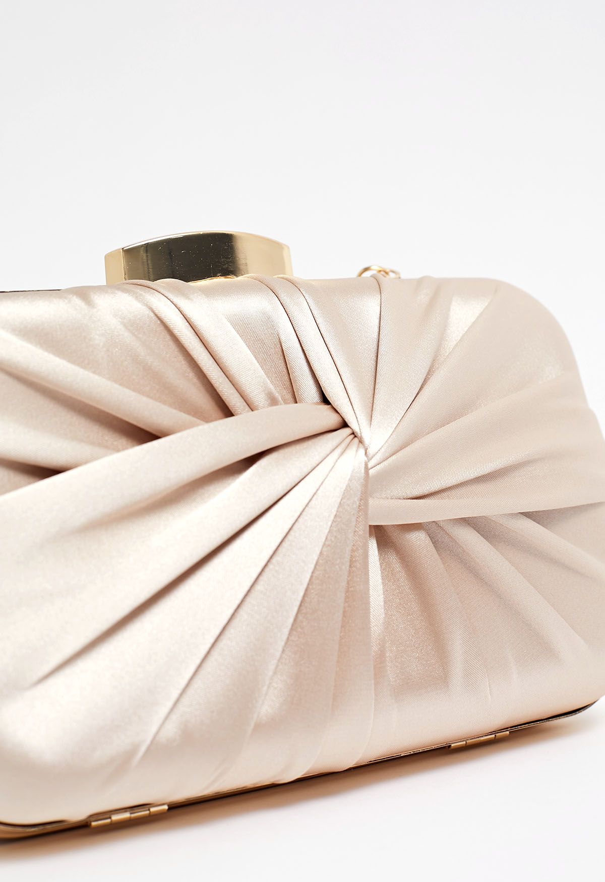 Gerüschte Clutch aus Satin mit Knoten in Champagner