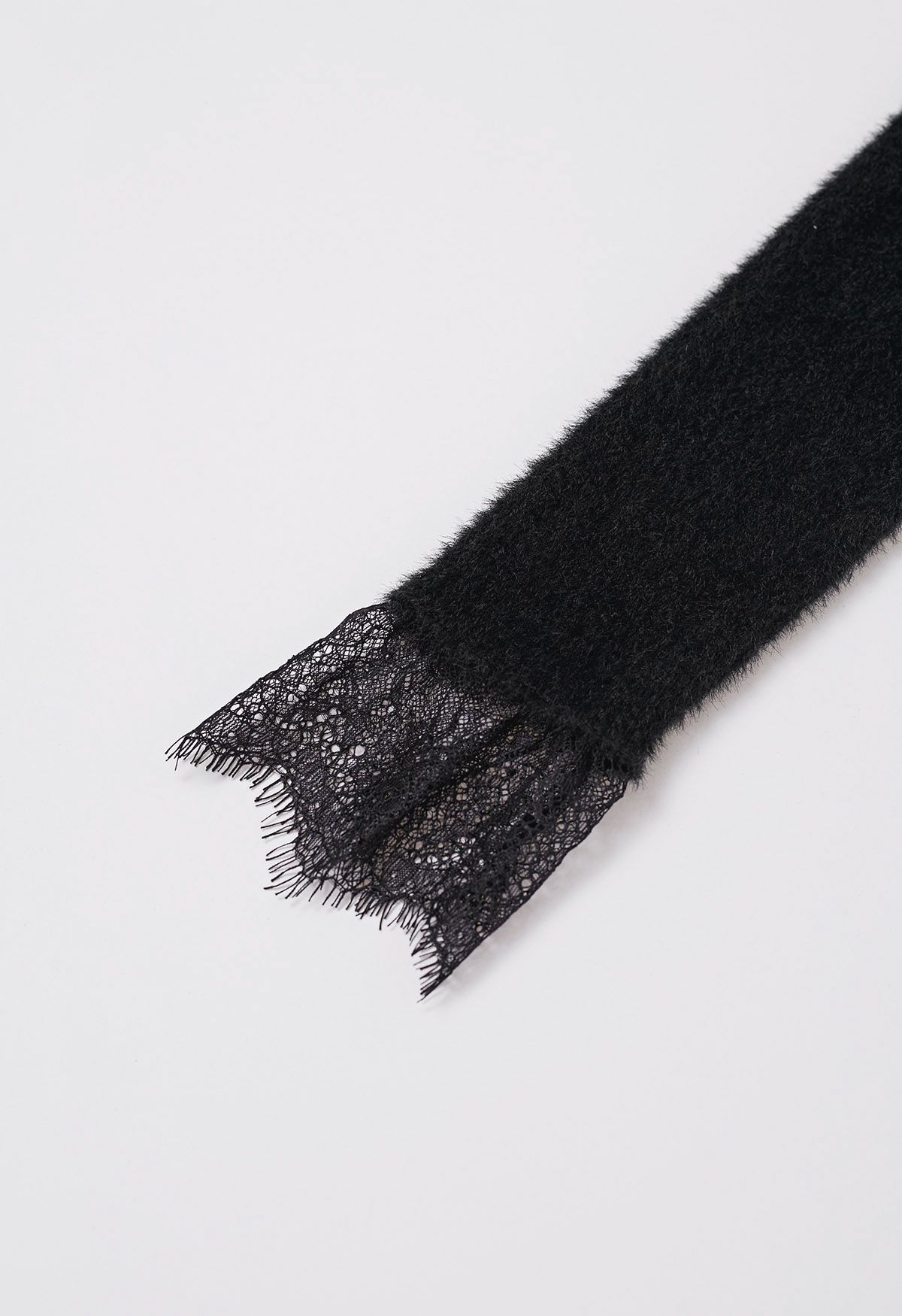 Flauschiges Strickoberteil mit Chokerhals und Spitzeneinsatz in Schwarz