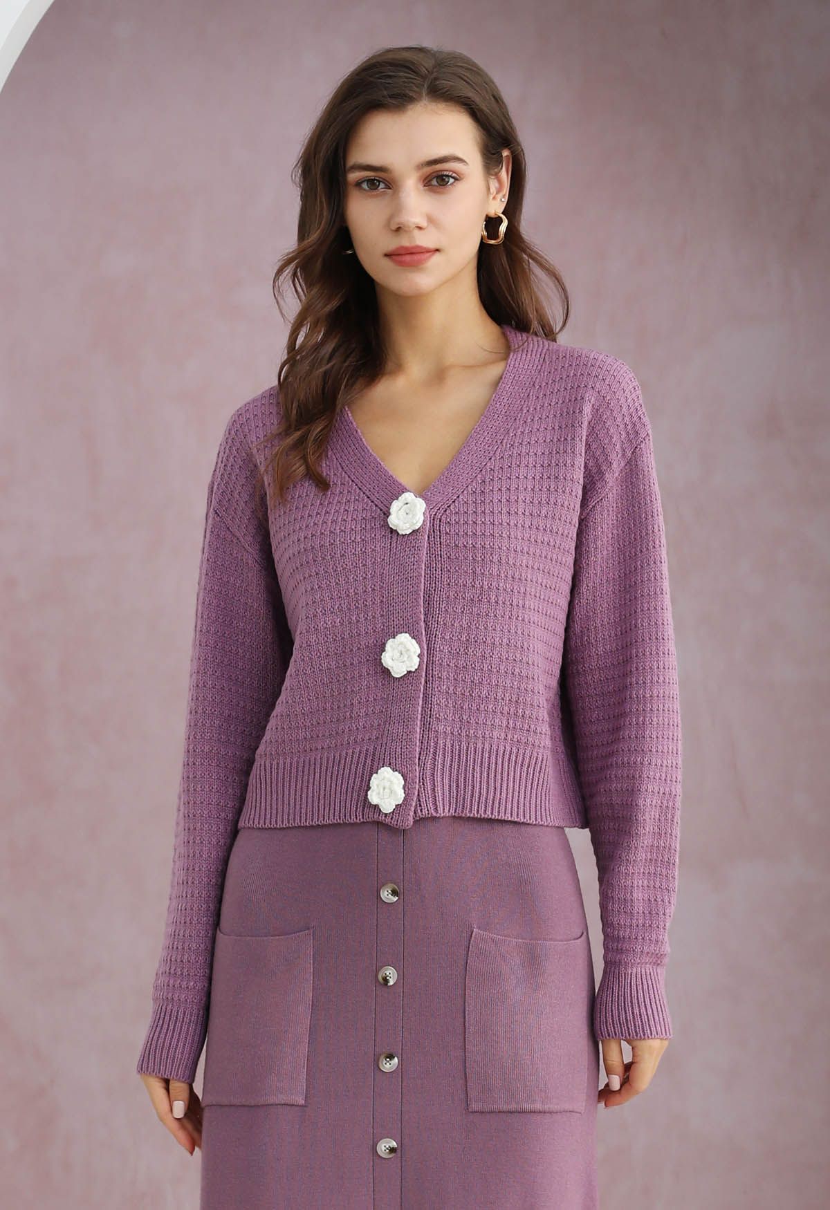 Stitch Rose – Kurzer Strick-Cardigan mit Knöpfen in Flieder