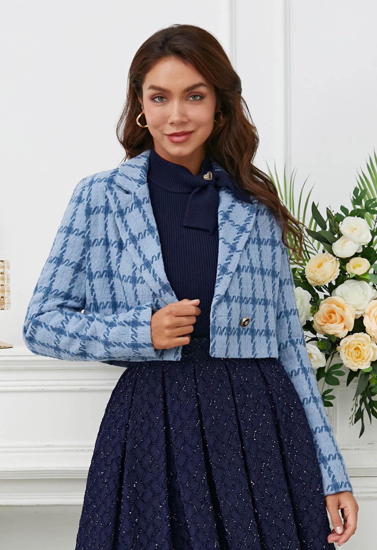 Kurzer Blazer aus kariertem Tweed mit gepolsterten Schultern in Blau