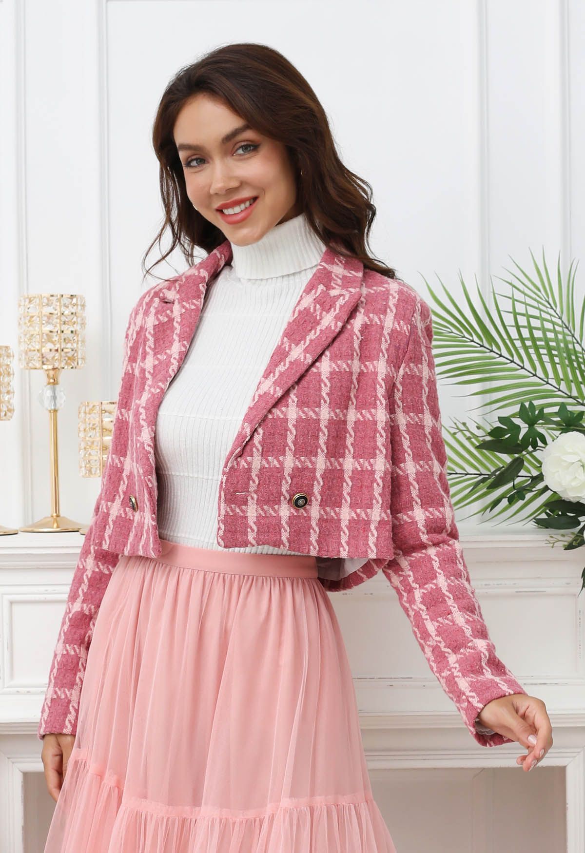 Kurzer Blazer aus kariertem Tweed mit gepolsterten Schultern in Rosa