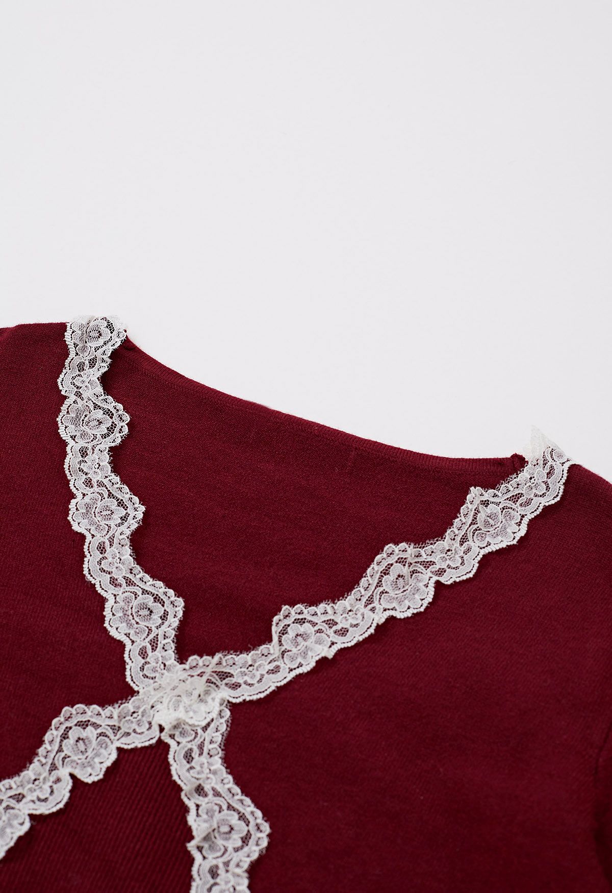 Stricktop mit V-Ausschnitt und Spitzenbesatz in Rot