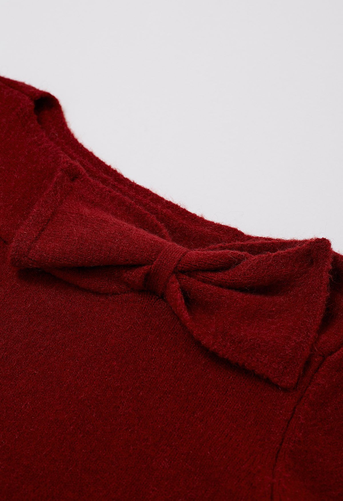 Roter Strickpullover mit U-Boot-Ausschnitt und Schleife