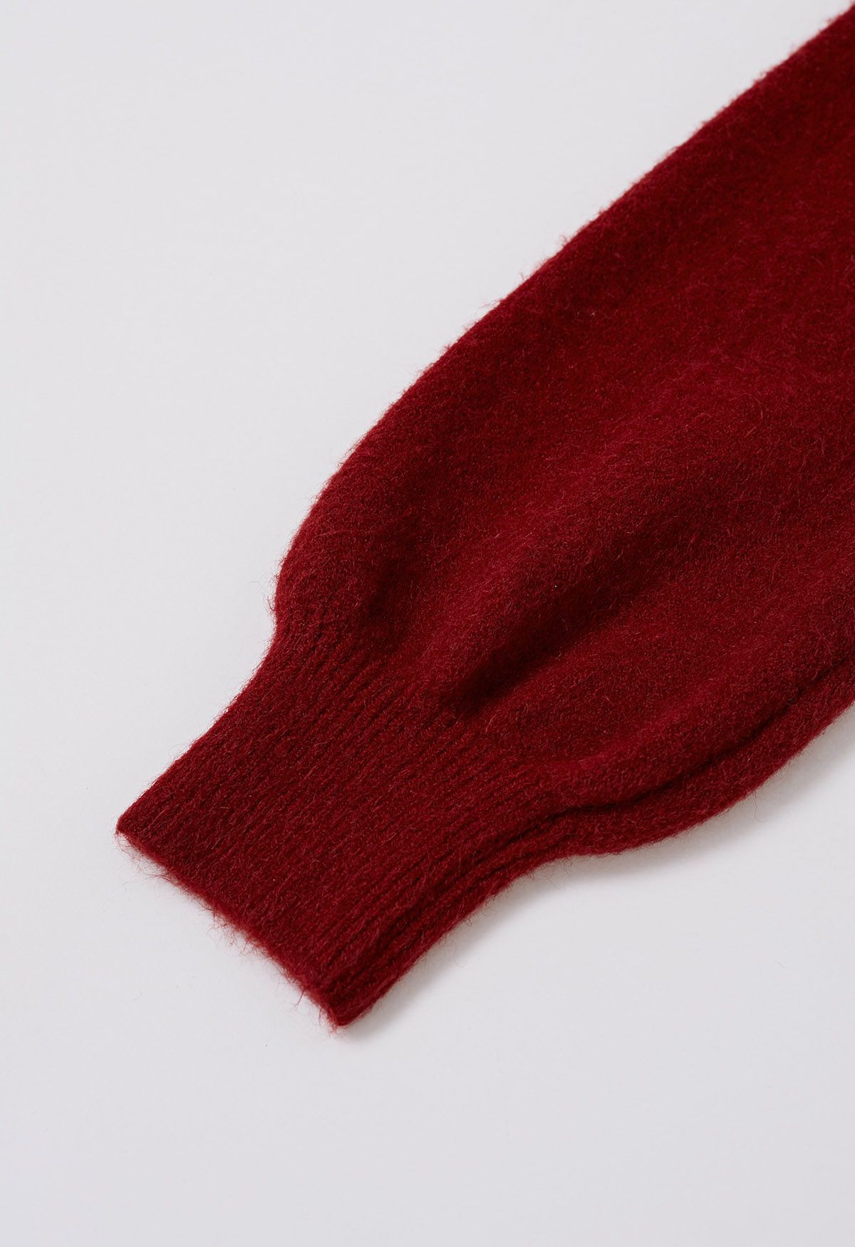 Roter Strickpullover mit U-Boot-Ausschnitt und Schleife